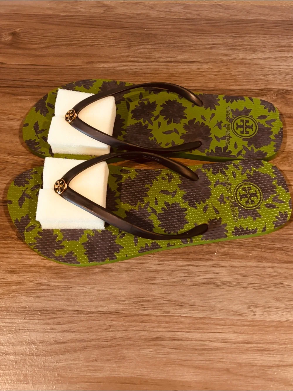 Tory Burch Green Navy Floral Flip Flops Navy Straps Gold Logo Summer Spring Chic